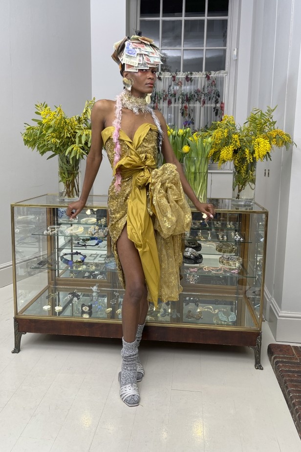 عرض ازياء مجموعة Vivienne Westwood لخريف وشتاء 2021-2022