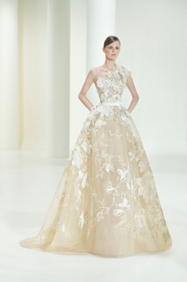 مجموعة إيلي صعب للأزياء الراقية لخريف وشتاء 2021-2022