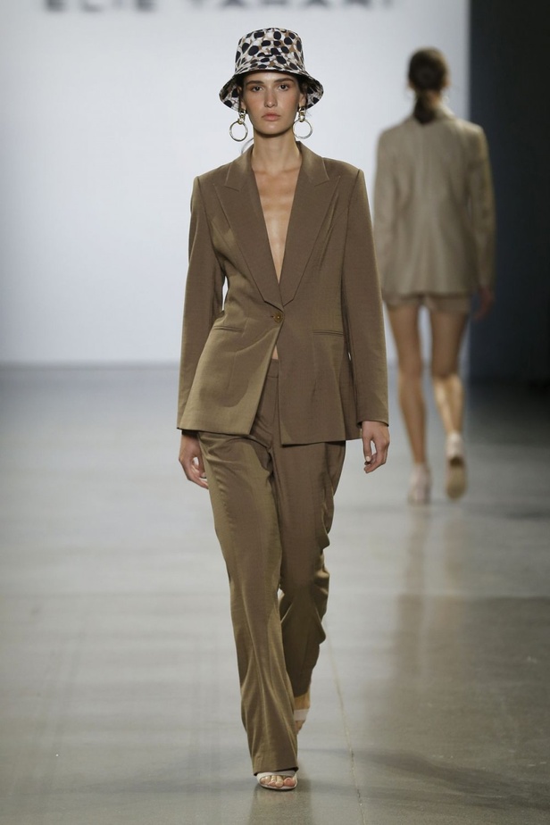  اسبوع الموضة في نيويورك 2019 ابرز صيحات أزياء و اكسسوارات ELIE TAHARI لربيع وصيف 2020 