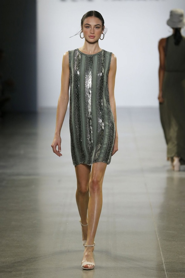  اسبوع الموضة في نيويورك 2019 ابرز صيحات أزياء و اكسسوارات ELIE TAHARI لربيع وصيف 2020 