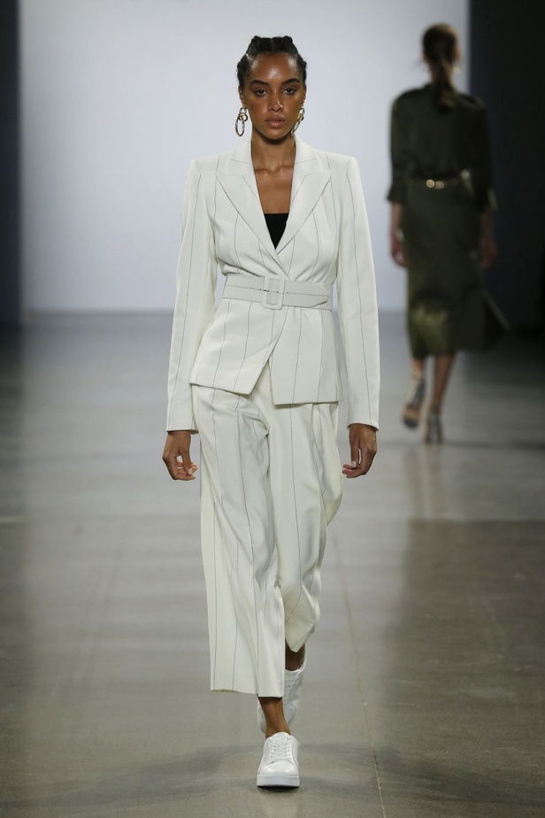  اسبوع الموضة في نيويورك 2019 ابرز صيحات أزياء و اكسسوارات ELIE TAHARI لربيع وصيف 2020 