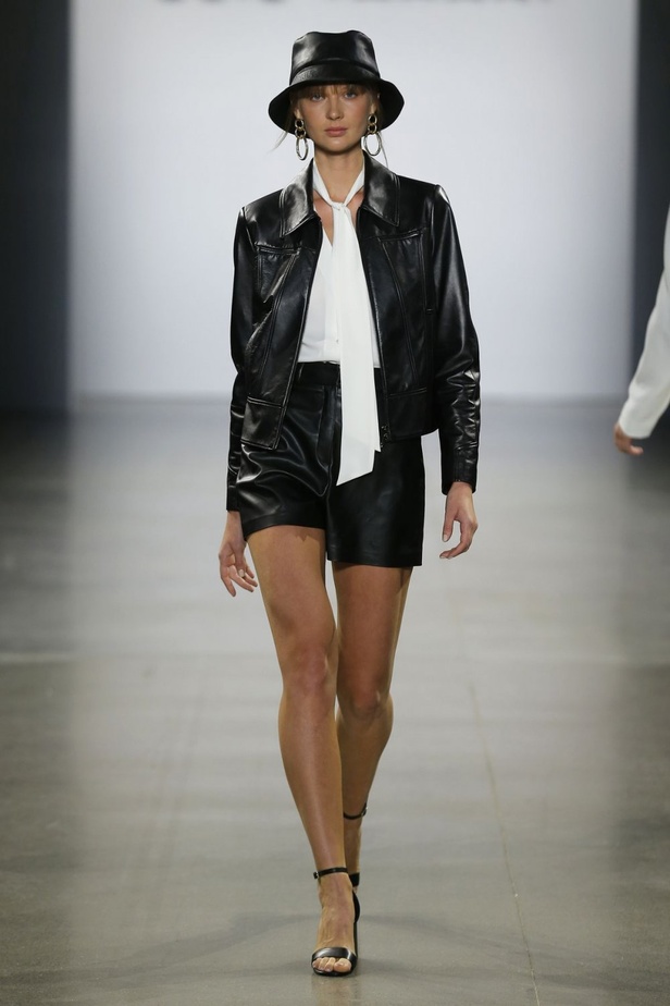  اسبوع الموضة في نيويورك 2019 ابرز صيحات أزياء و اكسسوارات ELIE TAHARI لربيع وصيف 2020 