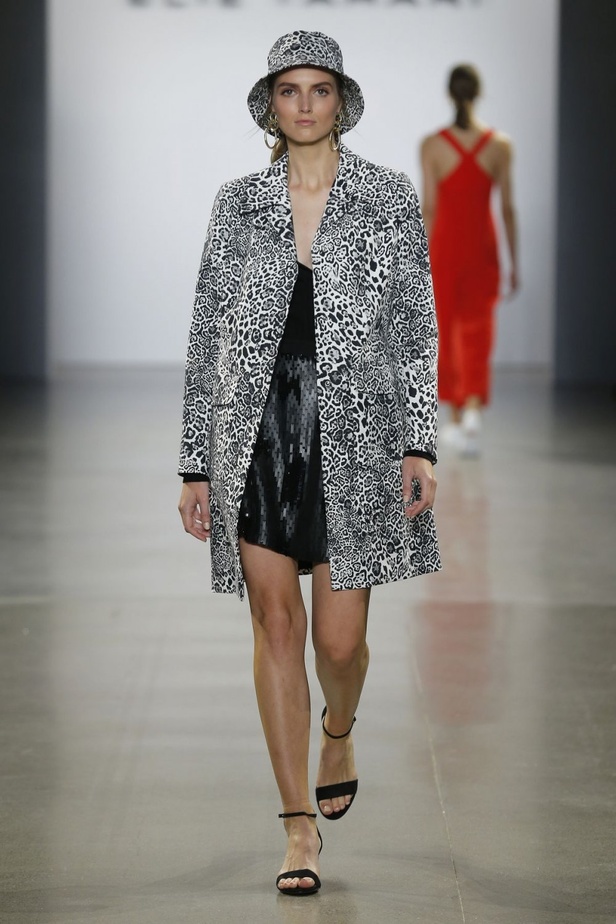  اسبوع الموضة في نيويورك 2019 ابرز صيحات أزياء و اكسسوارات ELIE TAHARI لربيع وصيف 2020 