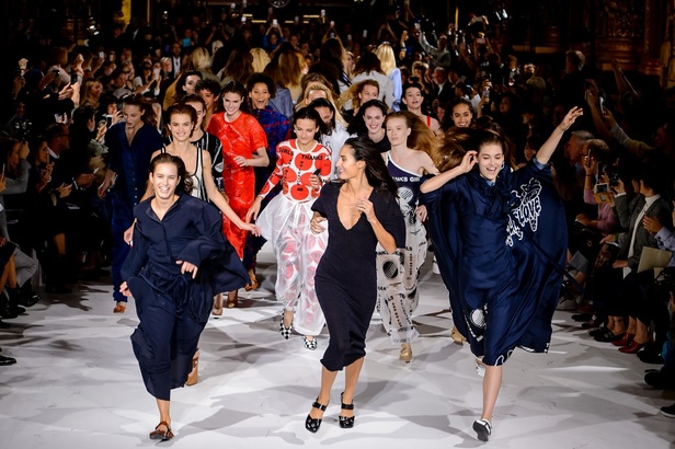 مجموعة “ستيلا ماكارتني” لموسم ربيع وصيف 2017