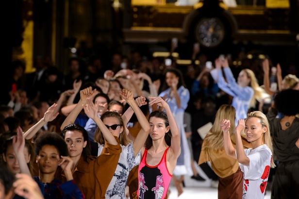 مجموعة “ستيلا ماكارتني” لموسم ربيع وصيف 2017