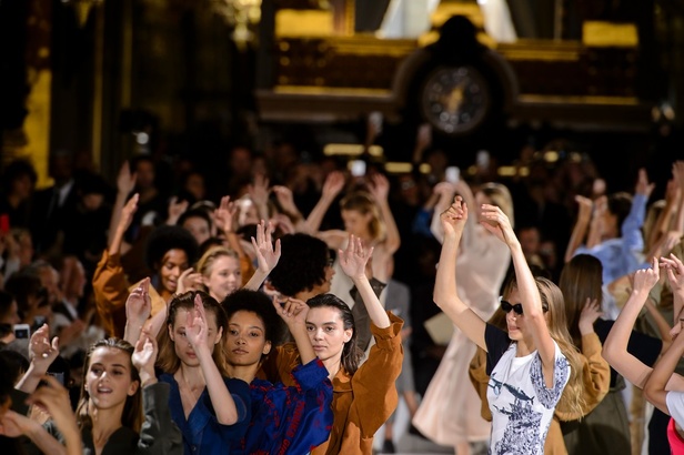 مجموعة “ستيلا ماكارتني” لموسم ربيع وصيف 2017