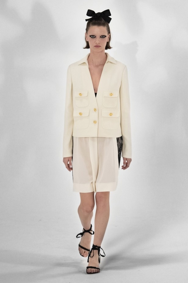 عرض أزياء GIAMBATTISTA VALLI بصيحة الستينات لموسم ربيع وصيف 2021