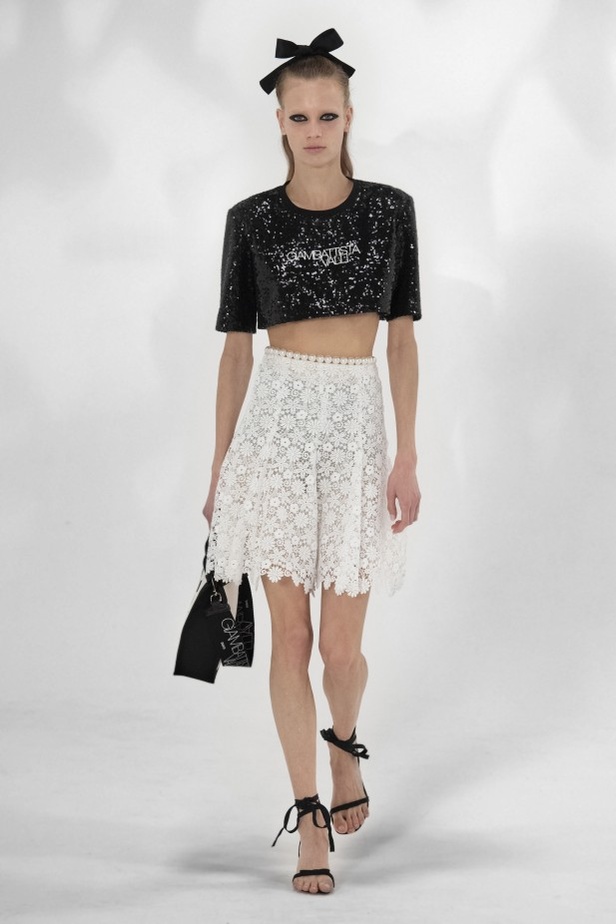 عرض أزياء GIAMBATTISTA VALLI بصيحة الستينات لموسم ربيع وصيف 2021