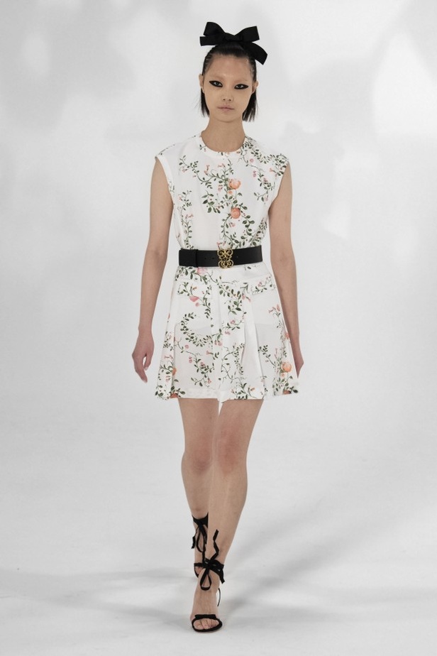 عرض أزياء GIAMBATTISTA VALLI بصيحة الستينات لموسم ربيع وصيف 2021