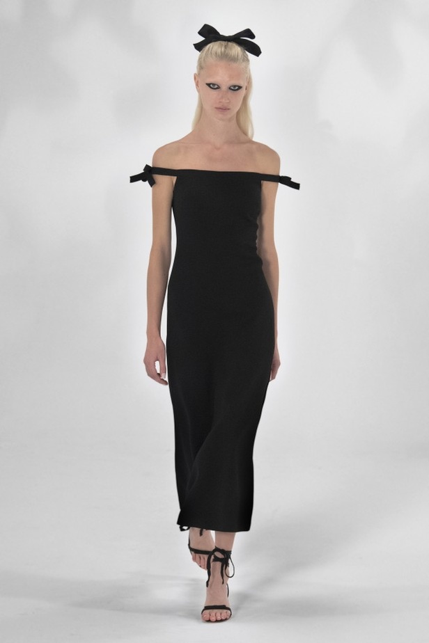 عرض أزياء GIAMBATTISTA VALLI بصيحة الستينات لموسم ربيع وصيف 2021