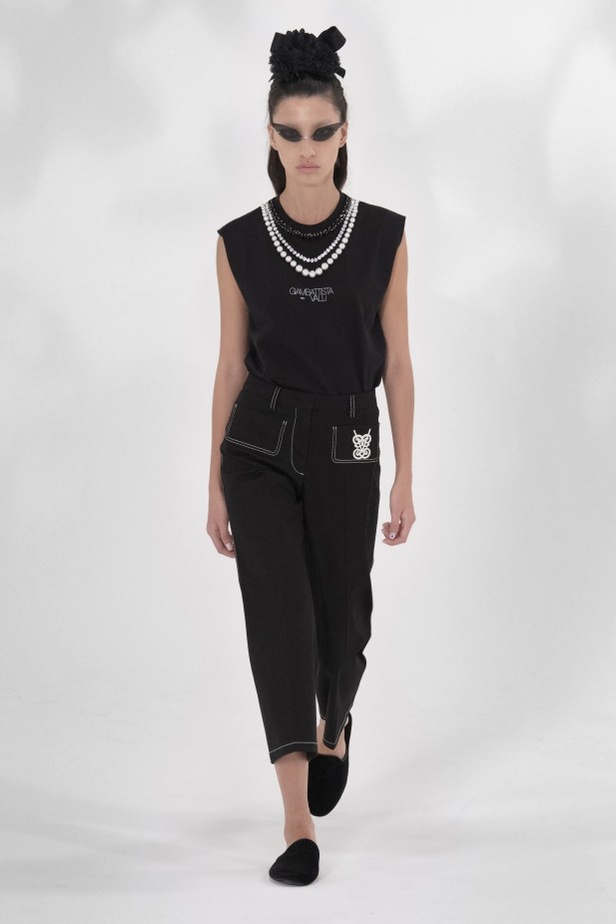 عرض أزياء GIAMBATTISTA VALLI بصيحة الستينات لموسم ربيع وصيف 2021