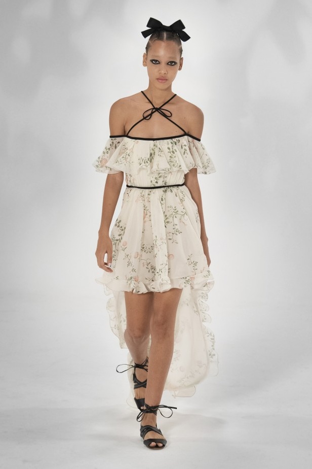 عرض أزياء GIAMBATTISTA VALLI بصيحة الستينات لموسم ربيع وصيف 2021