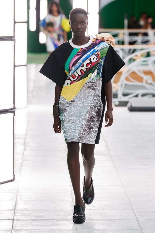 عرض ازياء Louis Vuitton من أسبوع الموضة في باريس لربيع وصيف 2021