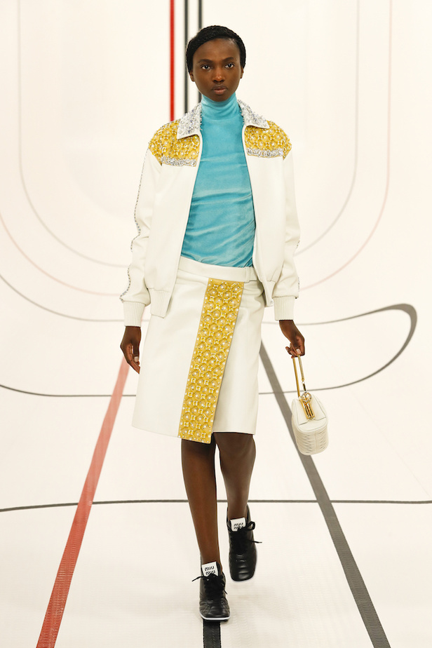 عرض ازياء مجموعة MIU MIU لموسم ربيع وصيف 2021