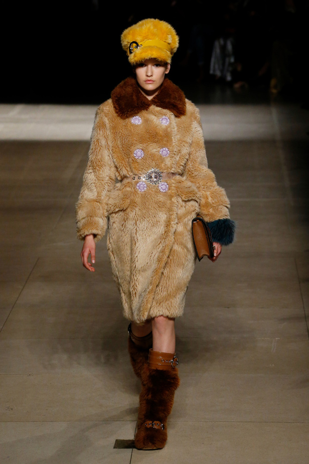 عرض أزياء ميو ميو لموسم خريف وشتاء 2017