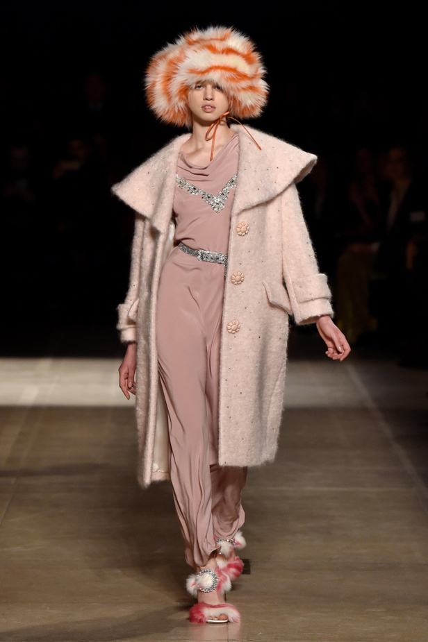 عرض أزياء ميو ميو لموسم خريف وشتاء 2017