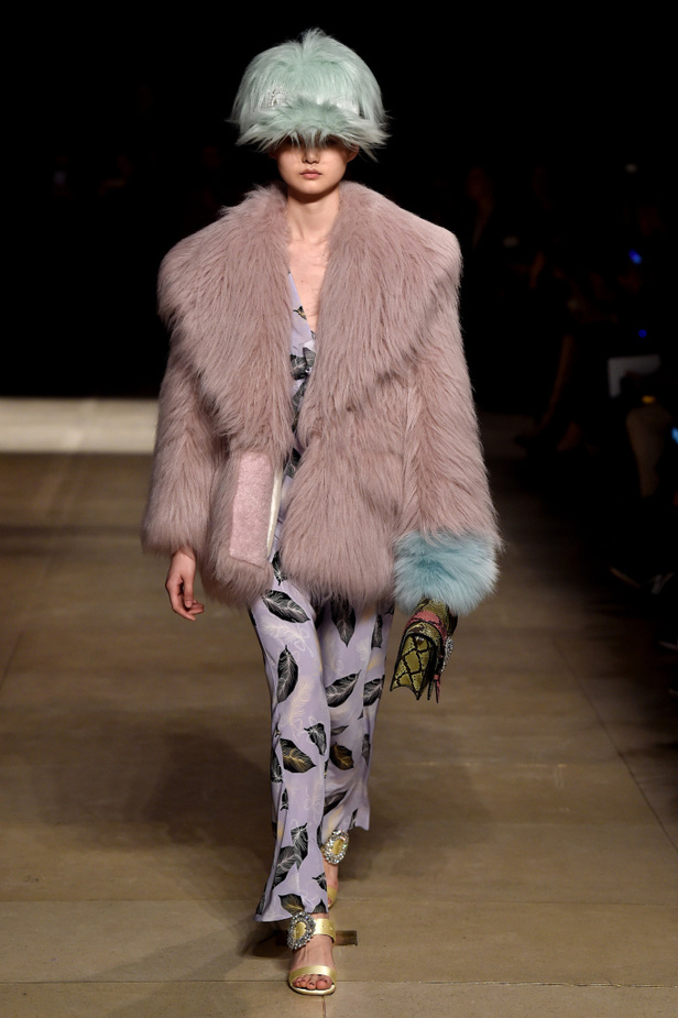 عرض أزياء ميو ميو لموسم خريف وشتاء 2017