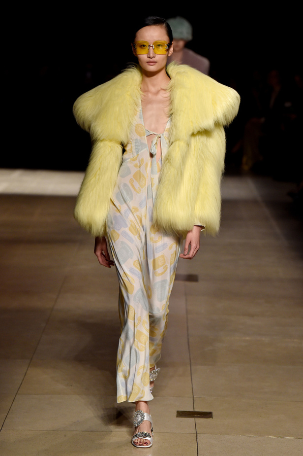 عرض أزياء ميو ميو لموسم خريف وشتاء 2017