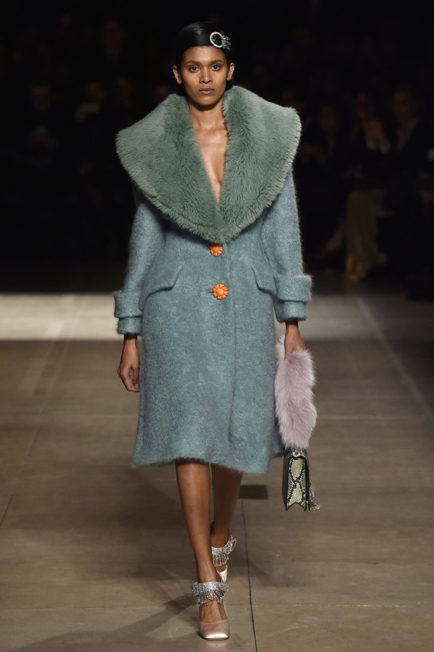 عرض أزياء ميو ميو لموسم خريف وشتاء 2017