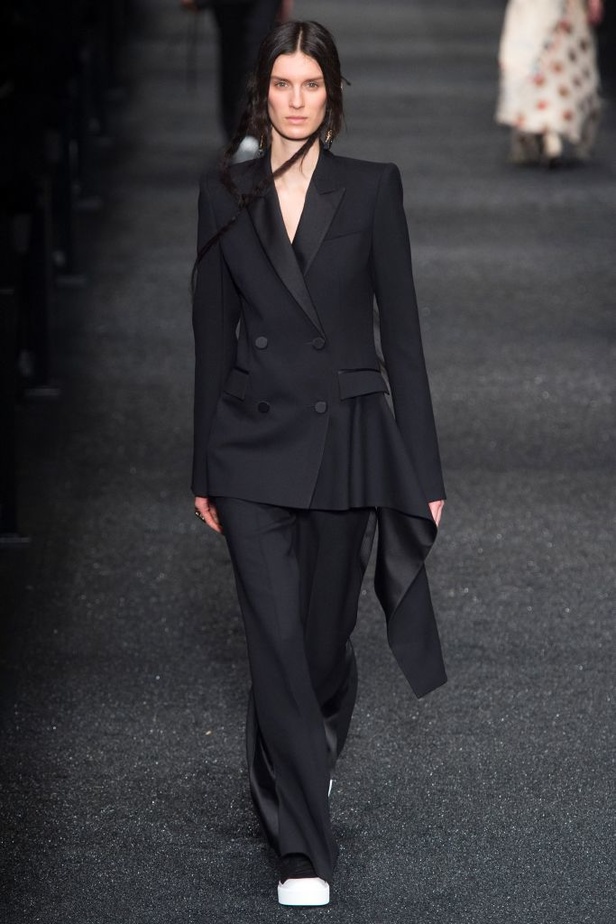 مجموعة الكسندر ماكوين للألبسة الجاهزة لخريف و شتاء 2017