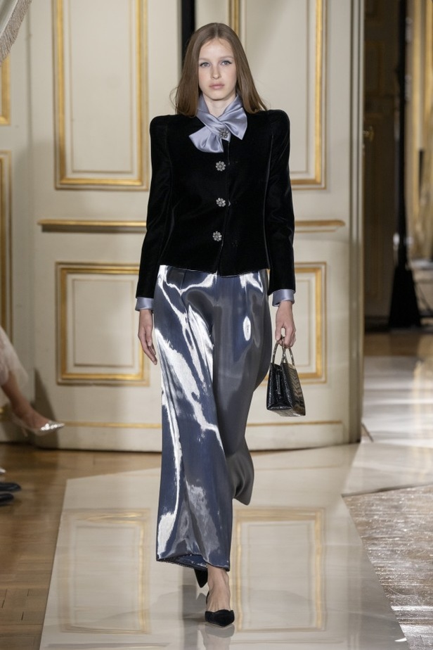 عرض ازياء مجموعة GIORGIO ARMANI PRIVE للهوت كوتور لخريف 2021 في باريس