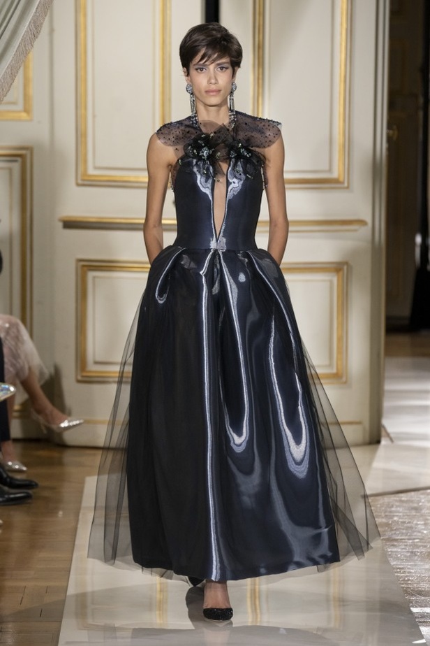 عرض ازياء مجموعة GIORGIO ARMANI PRIVE للهوت كوتور لخريف 2021 في باريس