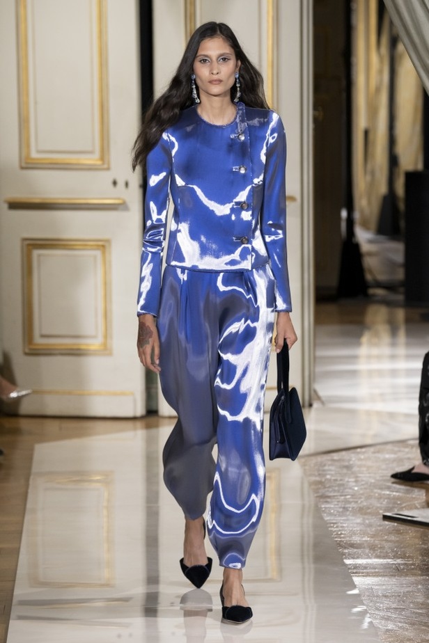 عرض ازياء مجموعة GIORGIO ARMANI PRIVE للهوت كوتور لخريف 2021 في باريس