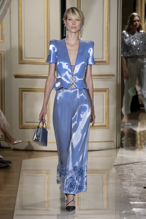 عرض ازياء مجموعة GIORGIO ARMANI PRIVE للهوت كوتور لخريف 2021 في باريس