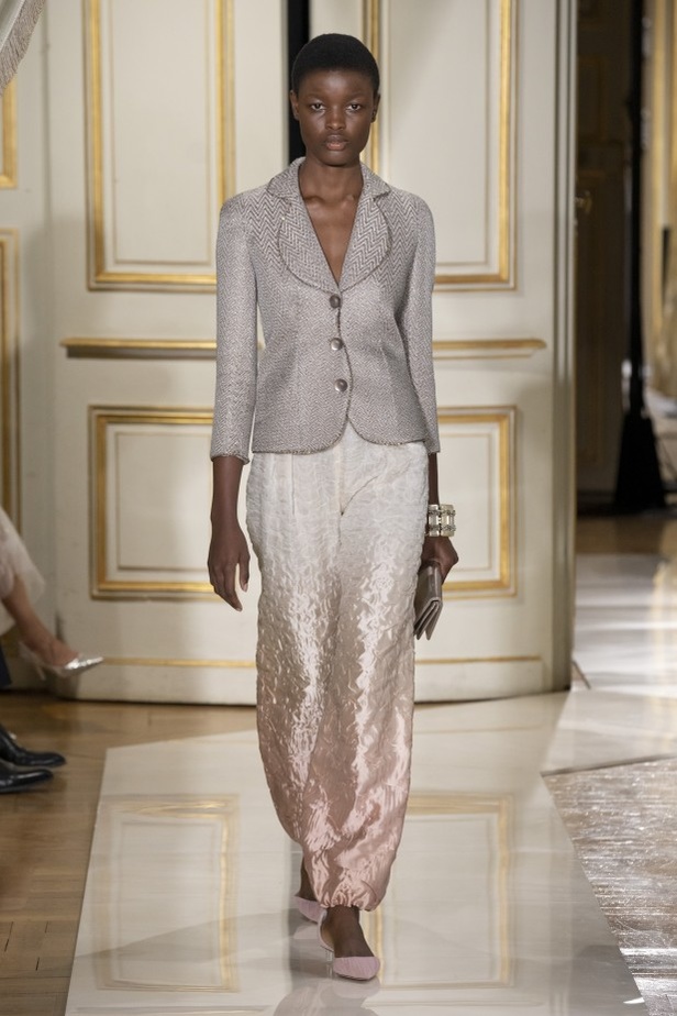 عرض ازياء مجموعة GIORGIO ARMANI PRIVE للهوت كوتور لخريف 2021 في باريس