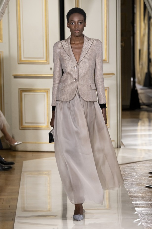 عرض ازياء مجموعة GIORGIO ARMANI PRIVE للهوت كوتور لخريف 2021 في باريس
