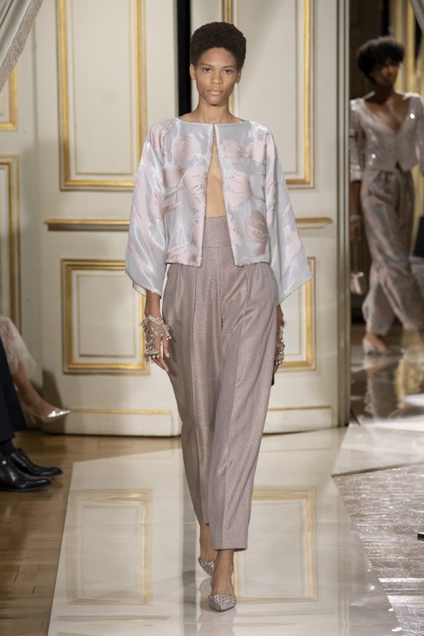 عرض ازياء مجموعة GIORGIO ARMANI PRIVE للهوت كوتور لخريف 2021 في باريس