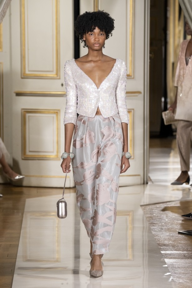 عرض ازياء مجموعة GIORGIO ARMANI PRIVE للهوت كوتور لخريف 2021 في باريس