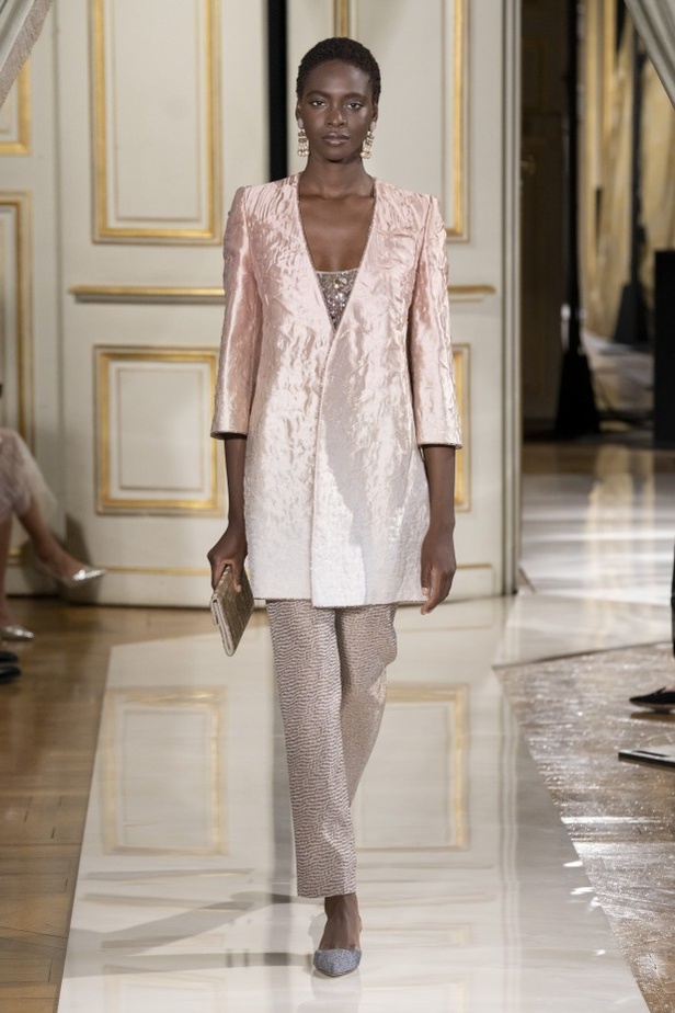 عرض ازياء مجموعة GIORGIO ARMANI PRIVE للهوت كوتور لخريف 2021 في باريس