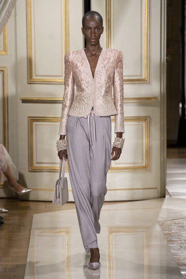 عرض ازياء مجموعة GIORGIO ARMANI PRIVE للهوت كوتور لخريف 2021 في باريس