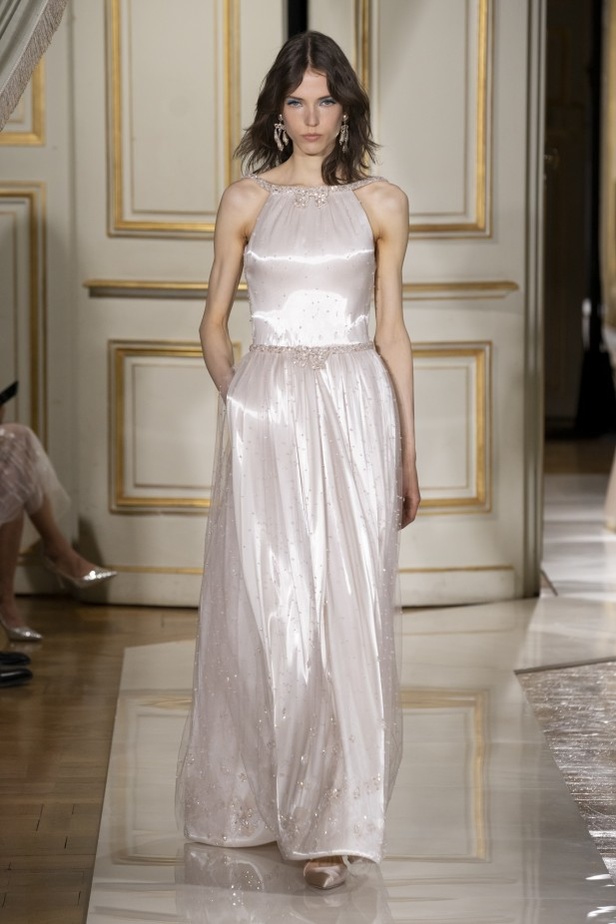 عرض ازياء مجموعة GIORGIO ARMANI PRIVE للهوت كوتور لخريف 2021 في باريس