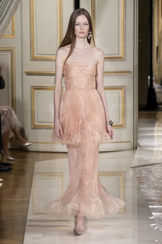 عرض ازياء مجموعة GIORGIO ARMANI PRIVE للهوت كوتور لخريف 2021 في باريس