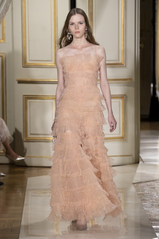 عرض ازياء مجموعة GIORGIO ARMANI PRIVE للهوت كوتور لخريف 2021 في باريس