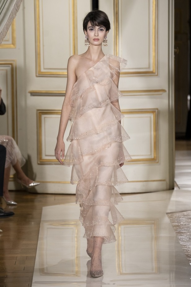 عرض ازياء مجموعة GIORGIO ARMANI PRIVE للهوت كوتور لخريف 2021 في باريس