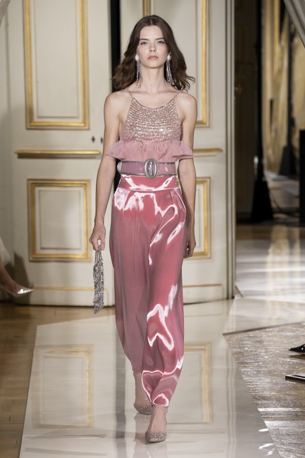 عرض ازياء مجموعة GIORGIO ARMANI PRIVE للهوت كوتور لخريف 2021 في باريس