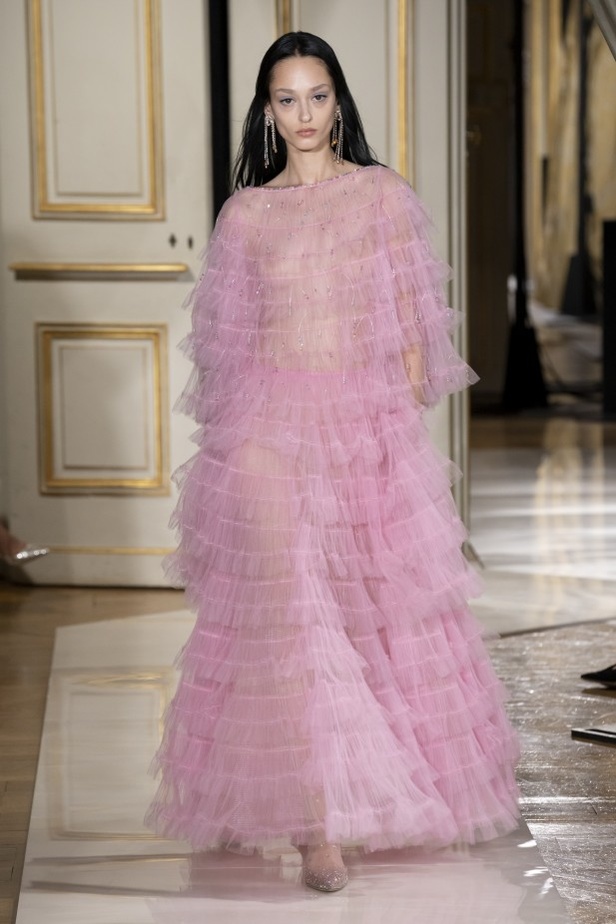 عرض ازياء مجموعة GIORGIO ARMANI PRIVE للهوت كوتور لخريف 2021 في باريس