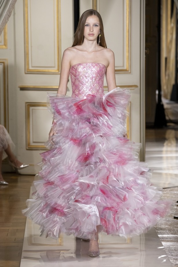 عرض ازياء مجموعة GIORGIO ARMANI PRIVE للهوت كوتور لخريف 2021 في باريس