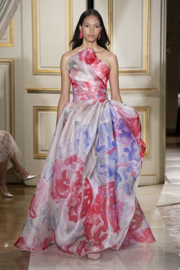 عرض ازياء مجموعة GIORGIO ARMANI PRIVE للهوت كوتور لخريف 2021 في باريس