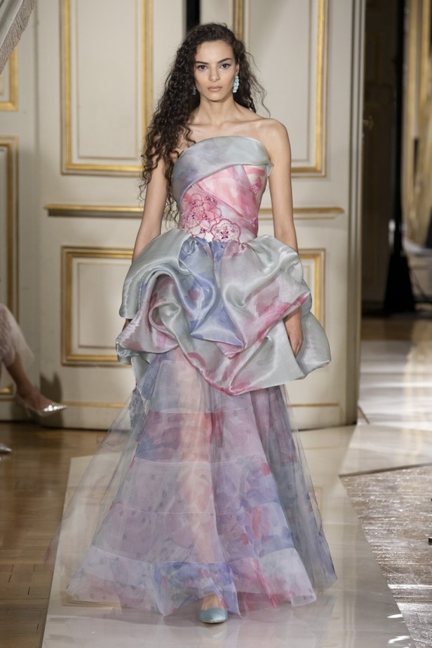 عرض ازياء مجموعة GIORGIO ARMANI PRIVE للهوت كوتور لخريف 2021 في باريس