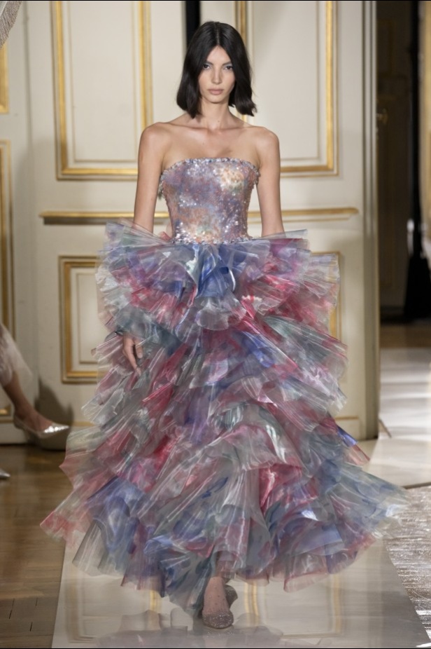 عرض ازياء مجموعة GIORGIO ARMANI PRIVE للهوت كوتور لخريف 2021 في باريس