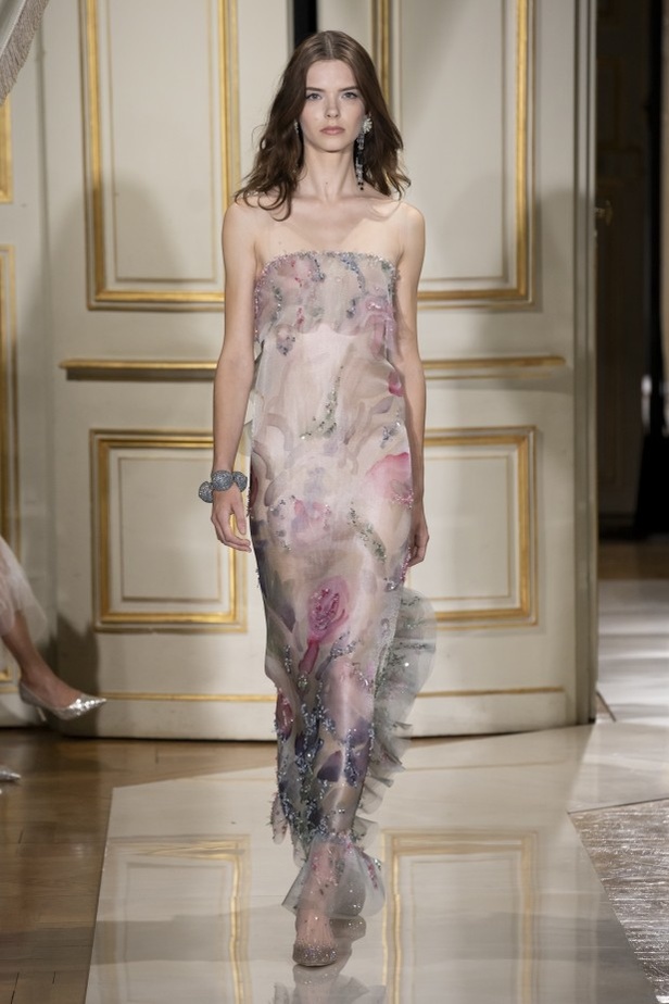 عرض ازياء مجموعة GIORGIO ARMANI PRIVE للهوت كوتور لخريف 2021 في باريس