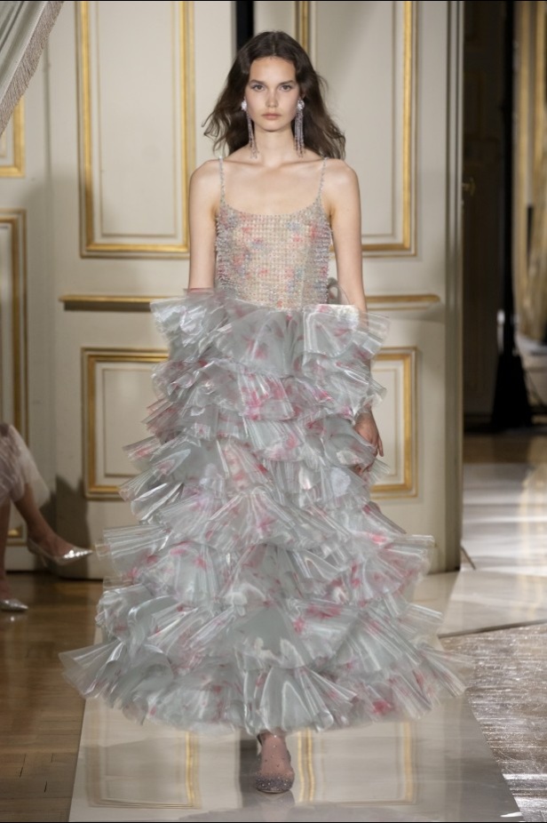 عرض ازياء مجموعة GIORGIO ARMANI PRIVE للهوت كوتور لخريف 2021 في باريس