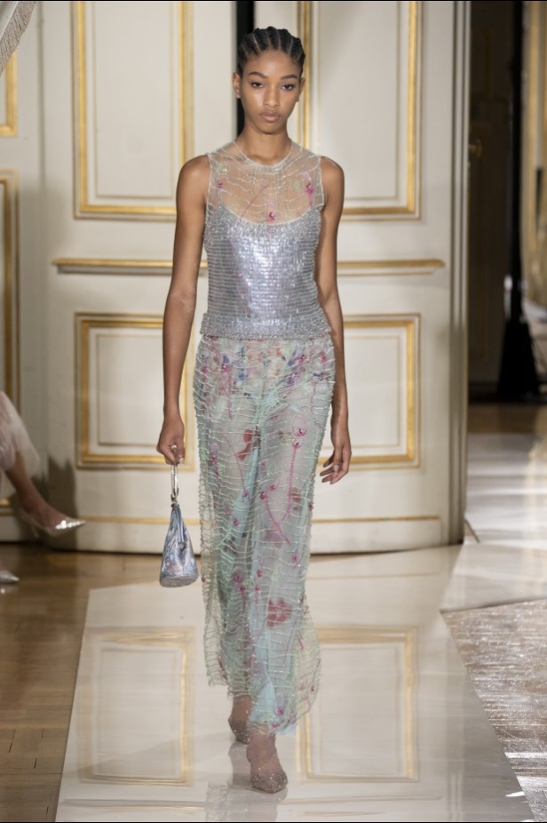 عرض ازياء مجموعة GIORGIO ARMANI PRIVE للهوت كوتور لخريف 2021 في باريس