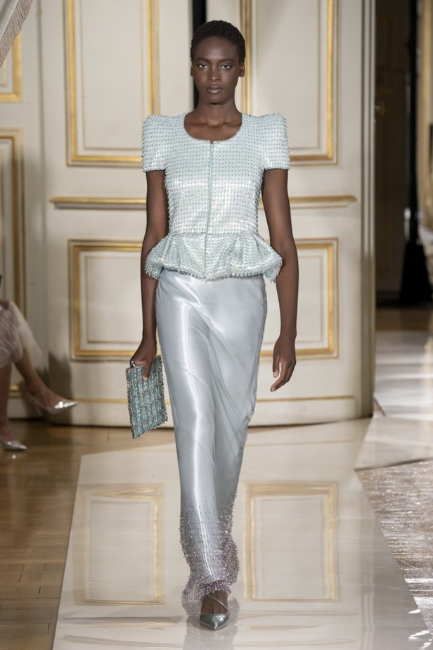 عرض ازياء مجموعة GIORGIO ARMANI PRIVE للهوت كوتور لخريف 2021 في باريس