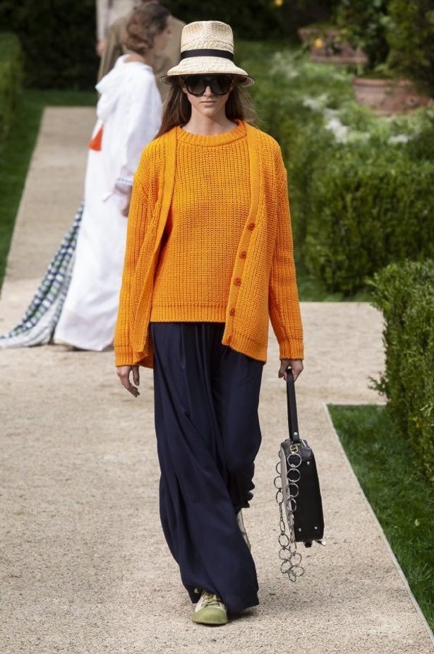 توري بورش تنقلنا الى ربيع وصيف 2019 بتصاميم عصرية وانيقة