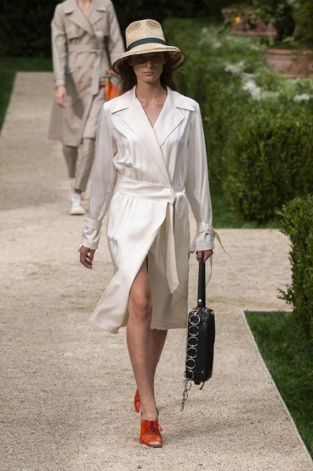 توري بورش تنقلنا الى ربيع وصيف 2019 بتصاميم عصرية وانيقة